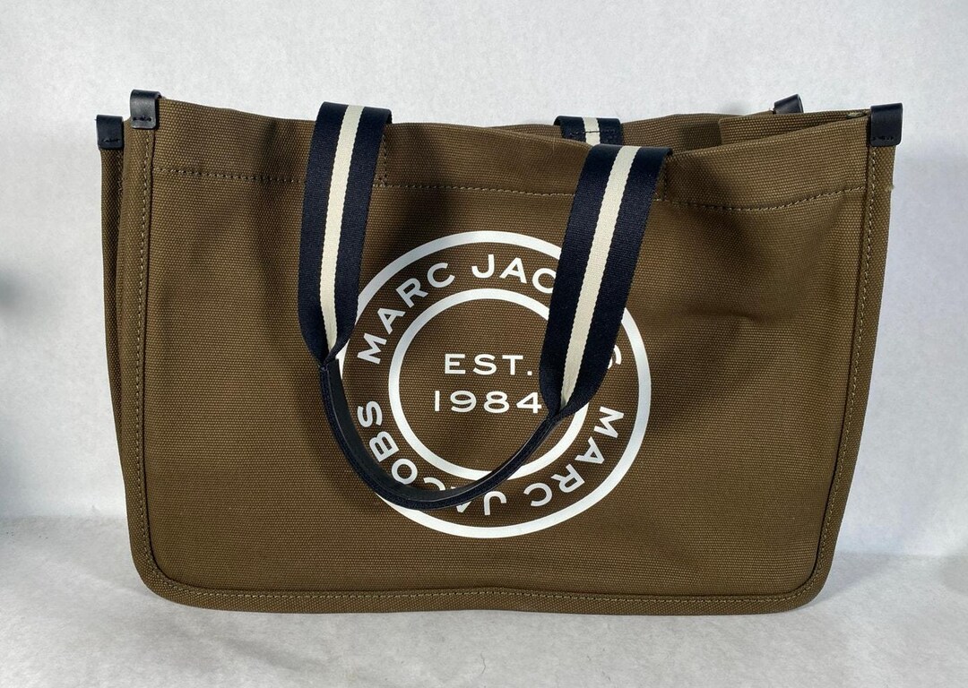 Marc Jacobs Medium Metal Signet Syrah Smooth Leather Flap Crossbody Purse Bag main image 0