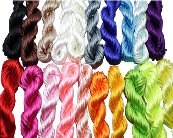 Puede incluir: Surtido de 18 carretes de cordón de algodón encerado de colores. Los cordones están trenzados y dispuestos en filas. Los colores incluyen rojo, rosa, naranja, amarillo, verde, azul, morado, marrón, negro y blanco.