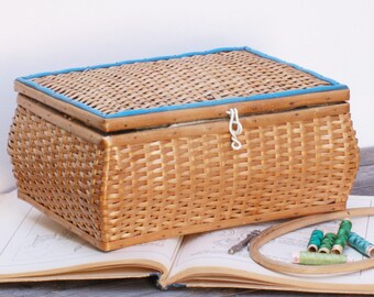 Travailleuse en rotin. Boîte à couture en rotin. Frenchvintagecharm, Brocante française