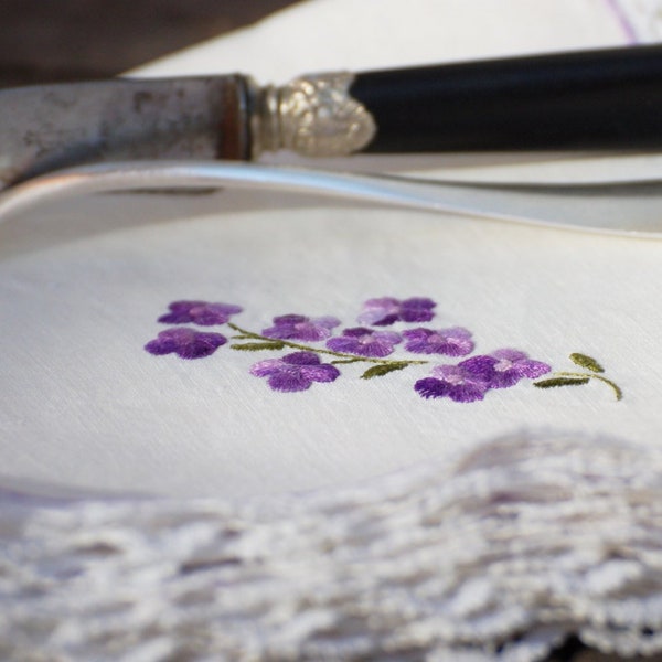 Lot de quatre serviettes de table brodées de fleurs violettes  Frenchvintagecharm, brocante française