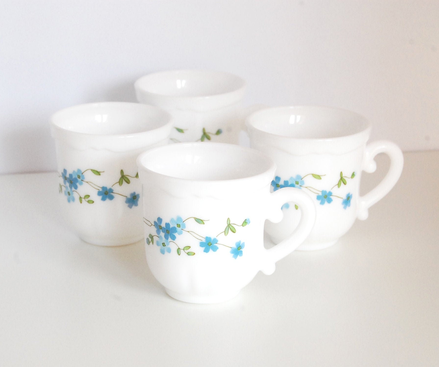 Lot de Quatre Tasses à Café Arcopal Décorées Fleurs Bleues Myosotis