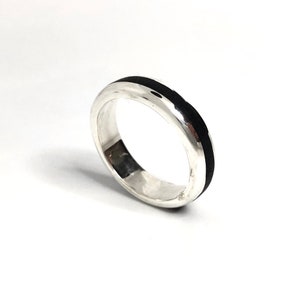 Bague argent ruban de résine mélangée à de la poudre d'ébène. image 6