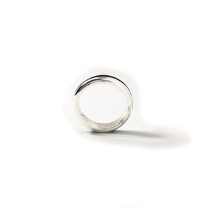 Bague argent ruban de résine mélangée à de la poudre d'ébène. image 5