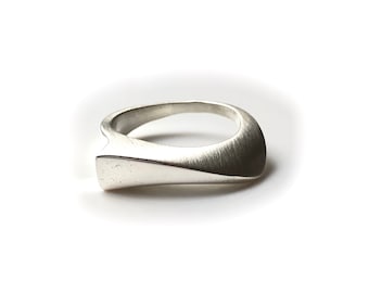 Bague virgule en argent massif 925/1000.