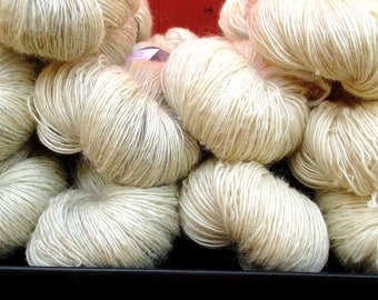 Semla 1-ply yarn spun of Swedish Leicester and Jämtland wool, two colours available