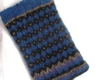 Material kit for Wristwarmers Trix, including 4 x 20 g of wool yarn and knitting pattern