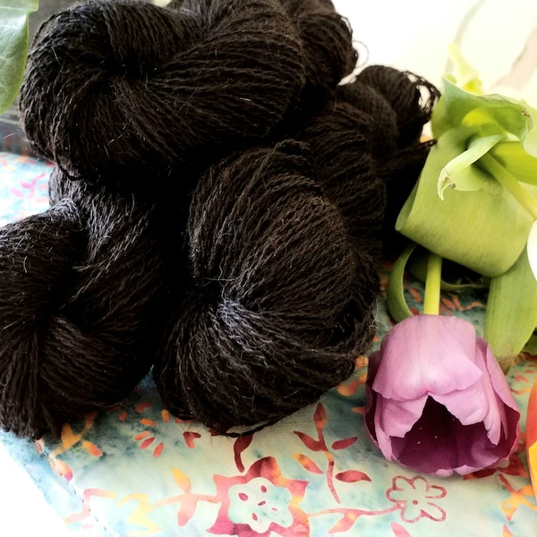 Simply Black, fingering yarn, 100% rya lambswool, naturally black