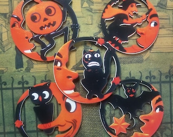 Könnte beinhalten: Fünf Halloween-Papier-Ausschnitte, die jeweils einen anderen Charakter darstellen. Die Ausschnitte sind orange und schwarz und zeigen eine Hexe, eine Katze, eine Fledermaus, eine Eule und einen Kürbis. Jeder Ausschnitt ist in Form eines Halbmondes.