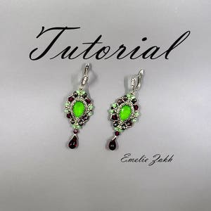 Peut inclure: Une paire de boucles d'oreilles ornées avec une pierre centrale vert vif, entourée de perles rouge foncé et vert clair. Les boucles d'oreilles ont un pendant en forme de goutte et sont posées sur un fond gris. Le mot "Tutorial" est écrit en cursive.