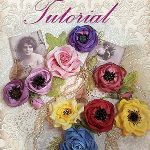 Może przedstawiać: Kolekcja ręcznie robionych kwiatów z wstążek w różnych kolorach, w tym różowym, fioletowym, żółtym, niebieskim i czerwonym. Kwiaty są ułożone na białym tle z koronki z perełkami i złotymi akcentami. Tekst "Ribbons Flowers Tutorial" jest widoczny w górnej części obrazu.