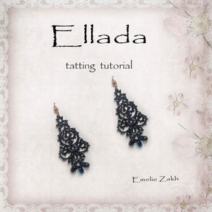 Puede incluir: Un par de pendientes de encaje negro con ganchos dorados y cuentas azules en forma de lágrima. Los pendientes se muestran sobre un fondo texturizado blanquecino con el texto "Ellada tatting tutorial" y el nombre "Emelie Zakh".