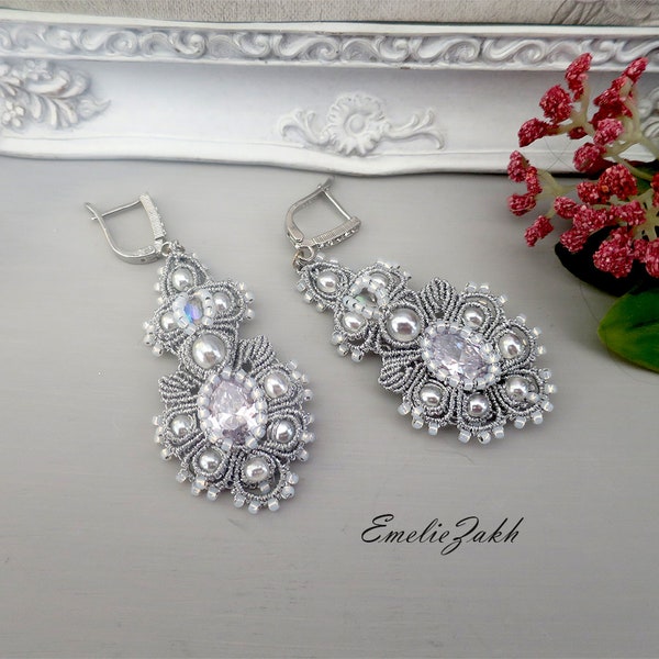 Boucles d’oreilles en dentelle mariage Bijoux Macrame pour mariée Zirconium cube boucles d’oreilles perles blanches Swarovski Tissage fil d’argent style victorien