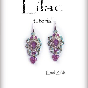 Puede incluir: Pendientes de tutorial de lila con un diseño de cristal morado y azul. Los pendientes son de plata y tienen un diseño de cuentas.