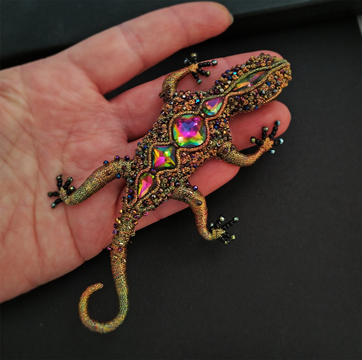 トカゲの刺繍ブローチ 爬虫類ジュエリー トカゲのピンアート 自然の
