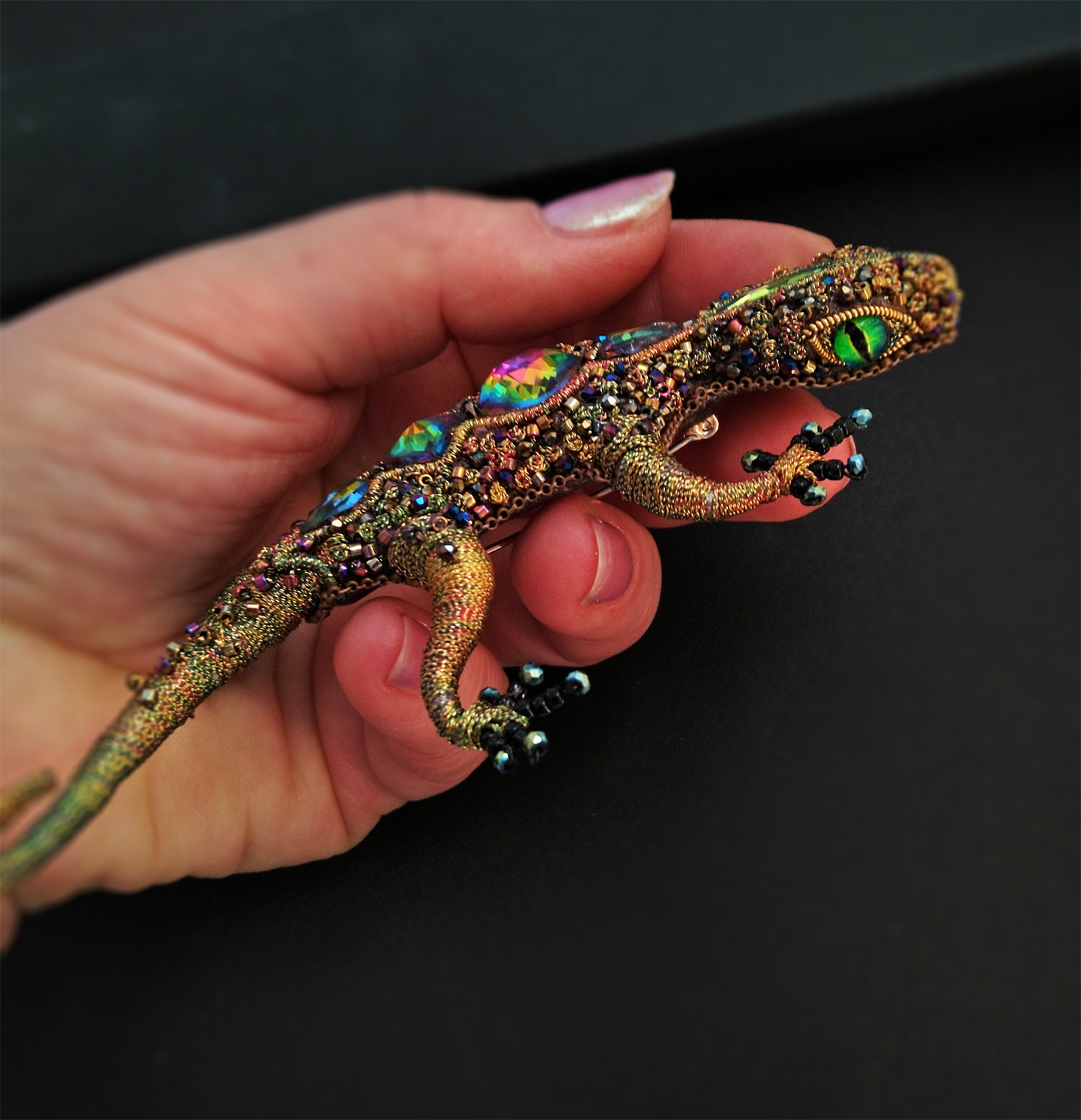 トカゲの刺繍ブローチ 爬虫類ジュエリー トカゲのピンアート 自然の