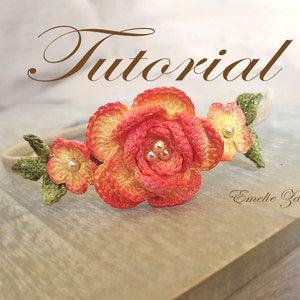 Puede incluir: Una diadema de ganchillo con tres flores, una flor grande de color naranja y rosa y dos flores amarillas más pequeñas. La diadema está sobre una superficie de madera. El texto "Tutorial" está en la parte superior de la imagen y el texto "Emelie Yakhh" está en la parte inferior de la imagen.