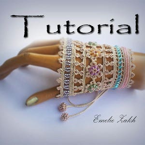 Pode incluir: Um close-up de um bracelete de crochê com contas coloridas e um tassel. O bracelete está em um modelo de mão de madeira. O texto "Tutorial" está acima do bracelete. O texto "Emelie Krakh" está abaixo do bracelete.