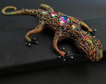 トカゲの刺繍ブローチ 爬虫類ジュエリー トカゲのピンアート 自然の