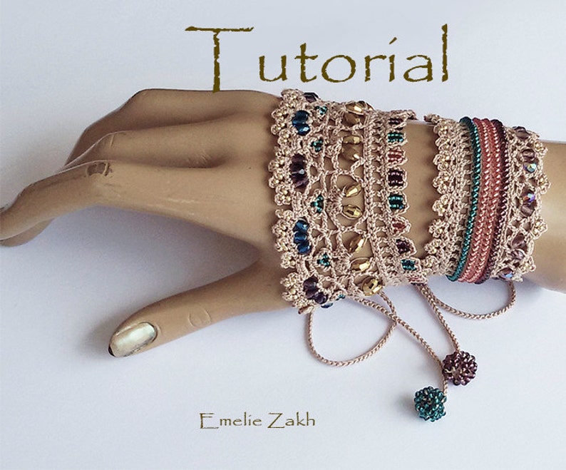 Pu&ograve; includere: Un set di quattro braccialetti all'uncinetto con perline e nappine. I braccialetti sono in tonalit&agrave; di marrone, verde e blu. I braccialetti sono legati insieme da un lungo cordoncino e hanno nappine all'estremit&agrave;. I braccialetti sono su una mano di manichino.