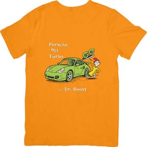 Może przedstawiać: Pomarańczowa koszulka z zieloną grafiką Porsche 911 Turbo i postacią z kreskówki trzymającą turbosprężarkę. Tekst na koszulce brzmi "Porsche 911 Turbo" i "by Dr. Boost".