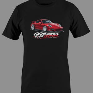 K&ouml;nnte beinhalten: Schwarzes T-Shirt mit einer roten Sportwagen-Grafik und dem Text "997 TURBO". Das Auto ist ein modernes Design mit niedrigem Profil und detaillierten Merkmalen.