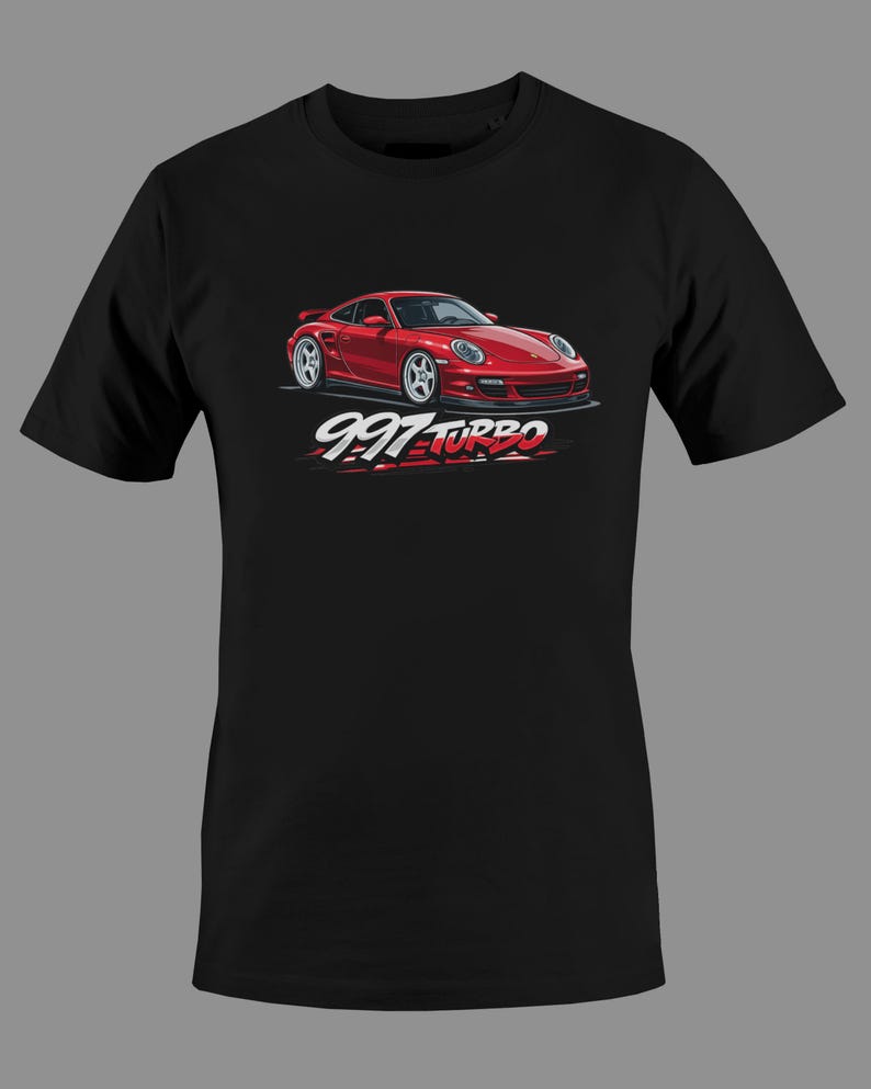 K&ouml;nnte beinhalten: Schwarzes T-Shirt mit einer roten Sportwagen-Grafik und dem Text "997 TURBO". Das Auto ist ein modernes Design mit niedrigem Profil und detaillierten Merkmalen.
