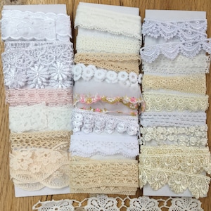 Pacote com 20 peças de 50 cm de comprimento em estilo shabby chic vintage, renda guipure e apliques de crochê. Qualidade e designs belíssimos.