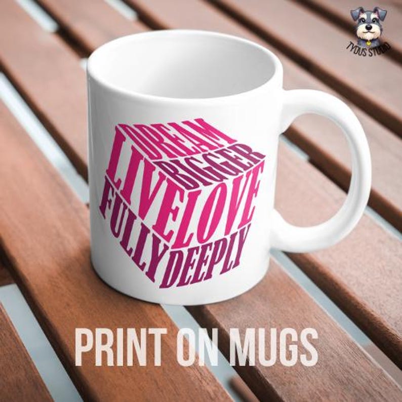 Pu&ograve; includere: Tazza in ceramica bianca con un design rosa e bianco che dice "Dream Bigger Live Love Fully Deeply".