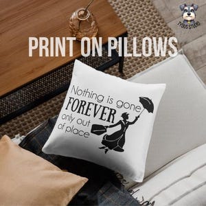 Pu&ograve; includere: Cuscino bianco con testo nero e una silhouette di una donna che tiene un ombrello. Il testo dice "Nothing is gone FOREVER only out of place".