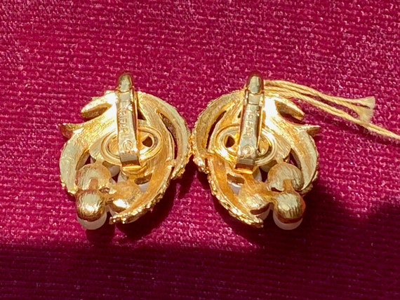 Crown Trifari Pearl and Gold Earrings - image 3