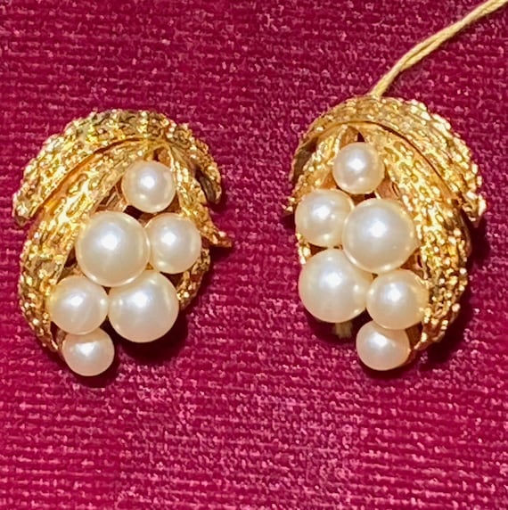 Crown Trifari Pearl and Gold Earrings - image 1