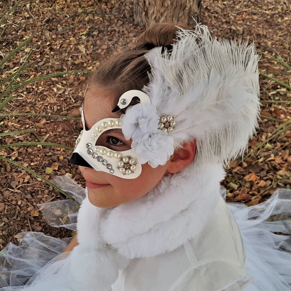 Masque de cygne mascarade MAGNIFIQUE pour ADULTE ou ENFANT déguisement fait main avec de véritables plumes d'autruche, strass, perles et fleurs noir blanc