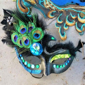 Pfau Maske für Pfau Kostüm mit echten Federn und Glitzersteinen für Halloween oder Maskerade Erwachsene oder Kinder