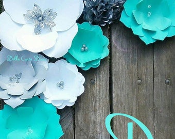 Grand papier fleurs Aqua Teal bleu argent gris et blanc géant papier fleur mur photo toile de fond ou fond de mariage complètement assemblé