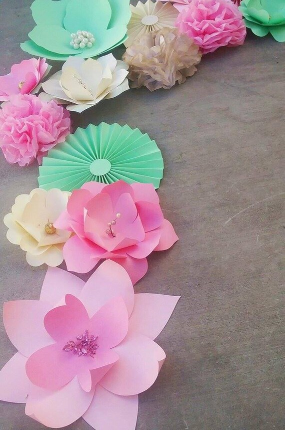 Grand Papier Fleurs Rose Couleur Vert Menthe Crème Avec éventails Entièrement Assemblés Pour Fond Tableau Toile De Fond Ou De Mariage Décor Photo