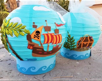 Pièce maîtresse de pirate pour anniversaire ou fête de pirate avec bateau pirate et coffre au trésor