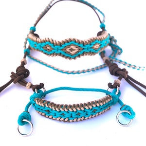 Puede incluir: Dos collares de perro de cuerda trenzada en turquesa, marrón y beige. El collar más grande tiene un patrón de diamante y el collar más pequeño tiene un patrón recto.