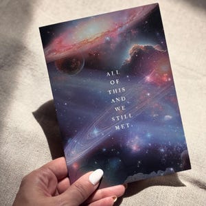 Weltraum Karte zum Jahrestag ""All dies und wir sind uns noch begegnet""." Freundschaftskarte. Galaxy Grußkarte. Jahrestag, Liebe, oder