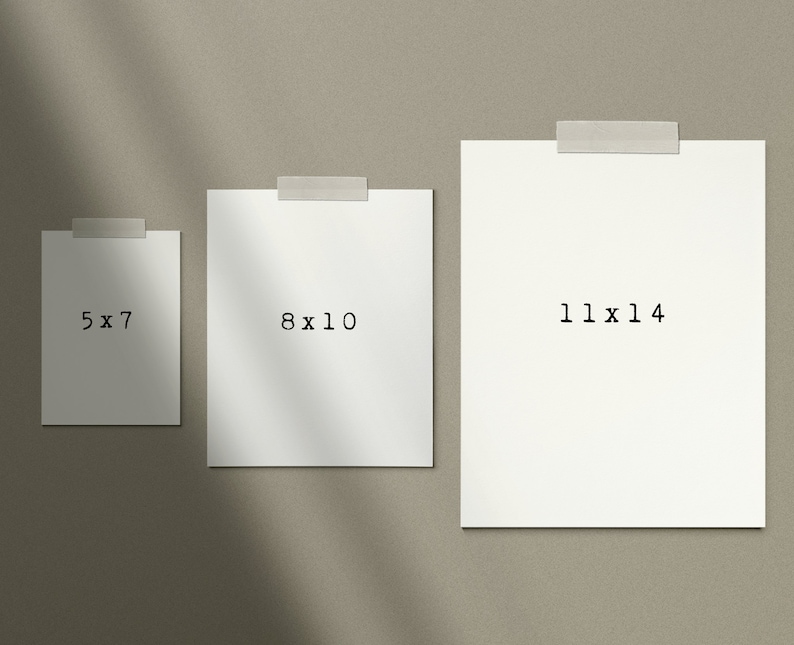 K&ouml;nnte beinhalten: Drei wei&szlig;e rechteckige Papierst&uuml;cke, die an eine beige Wand geklebt sind. Das Papier ist leer, au&szlig;er dem Text "5 x 7", "8 x 10" und "11 x 14", der in Schwarz gedruckt ist.