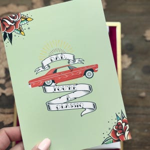 クールな父の日カード。クラシックカーをモチーフにした「You're a True Classic」のタトゥー。ちょっと変わったお父さん向け。お父さんのためのクラシックカータトゥーカード。
