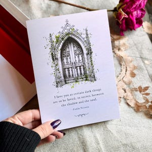 Gothic Love Karte mit Zitat von Pablo Neruda ""I love you as gewisse dark things are to be loved"" Dunkelromantik. Gotische Fensterkunstkarte