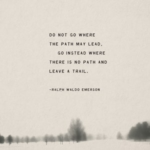 K&ouml;nnte beinhalten: Schwarzwei&szlig;es inspirierendes Zitat von Ralph Waldo Emerson: "Gehe nicht dorthin, wo der Weg hinf&uuml;hrt, gehe stattdessen dorthin, wo kein Weg ist, und hinterlasse eine Spur."