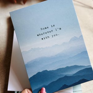 Cartão de Dia dos Namorados para namorado ou marido "Lar é onde quer que eu esteja com você". Cartão para um cara que gosta de atividades ao ar livre ou amante da natureza.