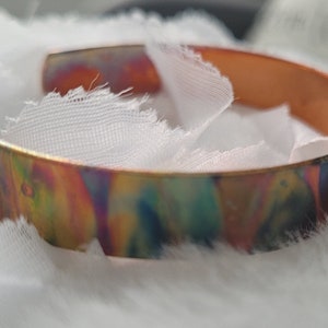 Pulsera de cobre pintada a la llama, brazalete arcoíris flameado, joyería artesanal única, caprichosa.