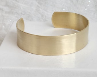 Matte Finish Gold Manschette, Halber Zoll Armreif, Gold Armband, stapelbar, minimalistisch, weiches Gold, gedämpftes Gold, Unisex, Boho, Messing, Schmuck,