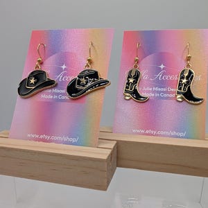 Cowgirl Ohrringe, Cowboystiefel Ohrringe, Cowboyhut Ohrringe, schwarze Cowboystiefel, schwarzer Cowboyhut, baumeln und fallen lassen, Western Schmuck