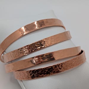 Gehamerde koperen armband, smalle verstelbare boho-manchet, stapelbaar