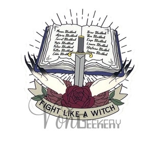 Puede incluir: Una pegatina con un libro, una espada y rosas. El libro tiene una lista de nombres en las páginas. El texto de la pegatina dice "Fight Like A Witch".