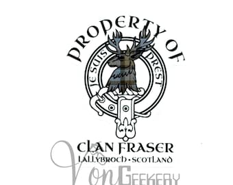 Könnte beinhalten: Schwarz-weißes Wappen mit einem Hirschkopf in der Mitte. Das Wappen ist von einem Kreis mit dem Text "Property of" und "Je Suis Prest" umgeben. Unter dem Wappen steht der Text "Clan Fraser Lallybroch, Scotland".