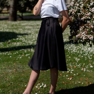 Falda cruzada natural de seda negra, falda de seda de cintura alta, falda negra natural para mujer, falda negra hasta la mitad de la pantorrilla, falda circular de seda negra/midi